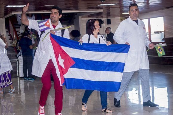 Médicos cubanos regresan de Brasil 1