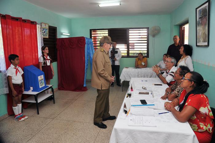 Momento en el que el Primer Secretario del Partido Comunista de Cuba, General de Ejército Raúl Castro Ruz, firma en el registro de electores, un paso previo antes de ejercer su derecho al voto en el Referendo Constitucional. / Foto: Estudios Revolución.