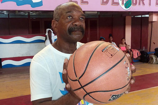 Reinaldo Perdomo una leyenda viva del baloncesto cubano