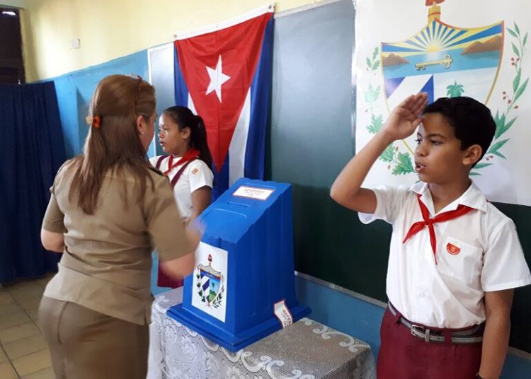 pioneros custodiando las urnas elecciones cuba 750x563 1 750x536