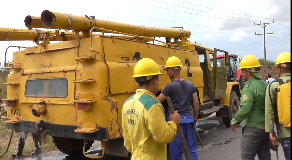 Bomberos forestales combatiendo incendios