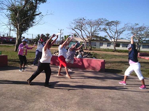 circulo de abuelos en la practica de ejercicios fisicos