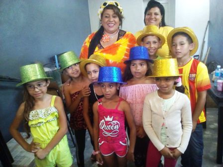 Lidis con niños de la comunidad San Vicente