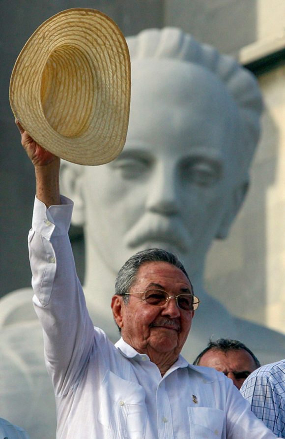 raul castro cuba 04 580x892