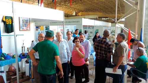 Recorrido de la presidencia por la feria