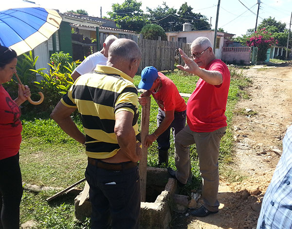 Ernesto Barreto, presidente de la Asamblea Provincial del Poder Popular, supervisa en el terreno los trabajos de erradicación de salideros, la limpieza de registros y conductos de albañales, previo a la reparación de aceras y pavimentación de la calle Santa Rosa, por los trabajadores de Comunales y Acueducto. / Fotos del autor