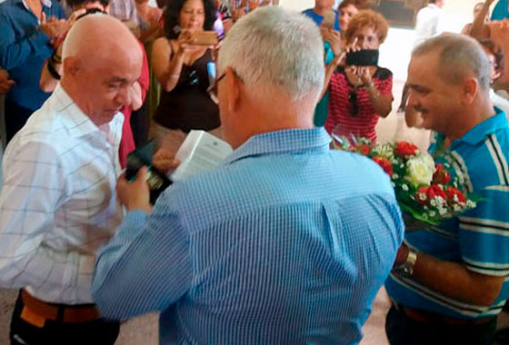 El historiador Enrique Giniebra Giniebra recibe el Escudo.