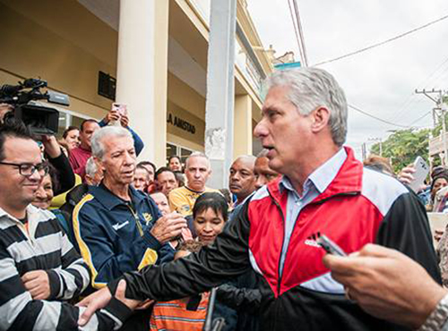 De manera informal intercambió con el pueblo vueltabajero que acudió a saludarlo. / Foto: Januar Valdés