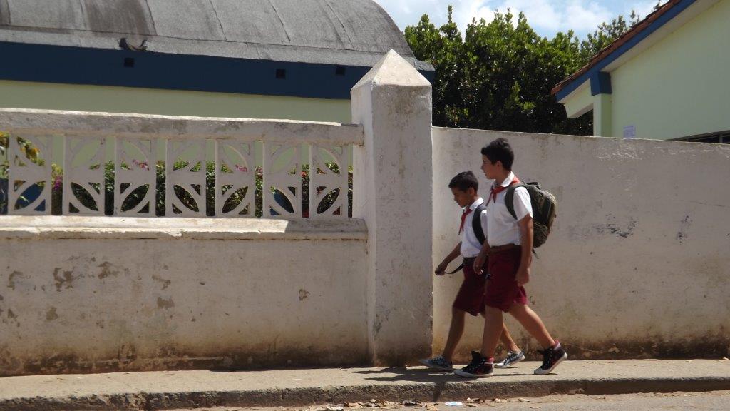 Maikel y Lesnier camino a la escuela.