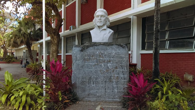 busto-del-chie-frente-periodico-guerrillero-pinar-del-rio-750x422-1.jpg